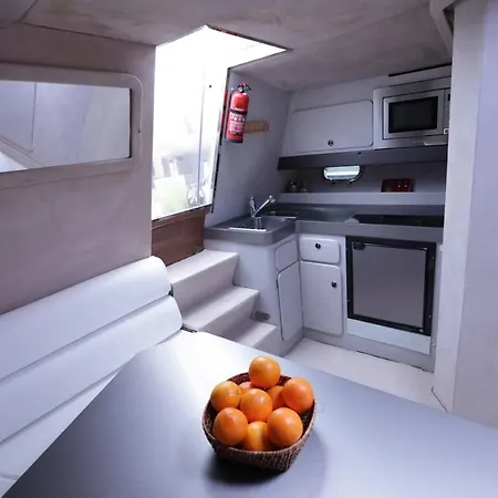 Alojamiento En Barco Botel